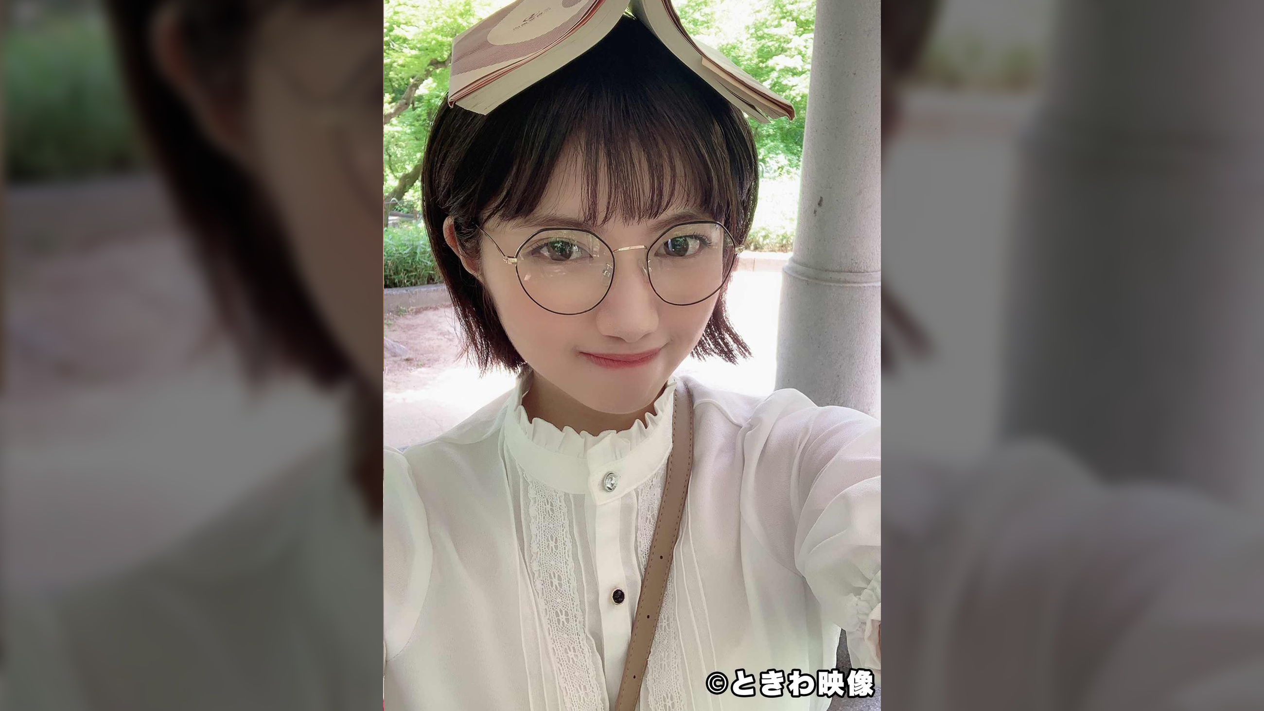 読書好きなショートヘアー女子はキュートなメガネを掛けたままブス男の生チンを積極的に咥え込みパイパンマンコに中出しを許す！