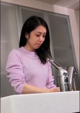 管理人の息子を誘惑する不貞妻!