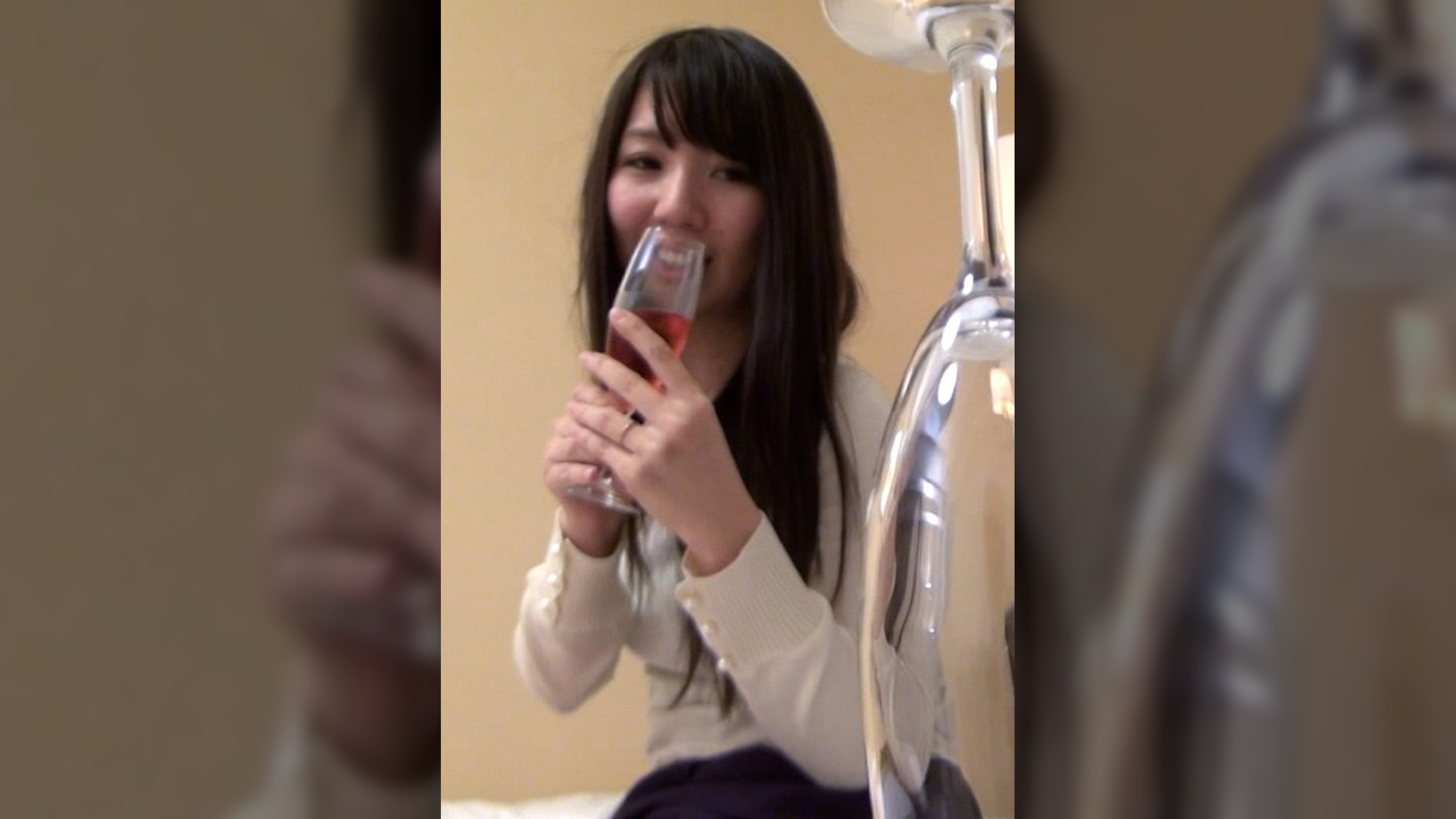 お●をのむとエッチになるワケあり欲求不満な奥さんをナンパしてホテルに誘い赤ワインで乾杯!●いも手伝い大胆SEX!