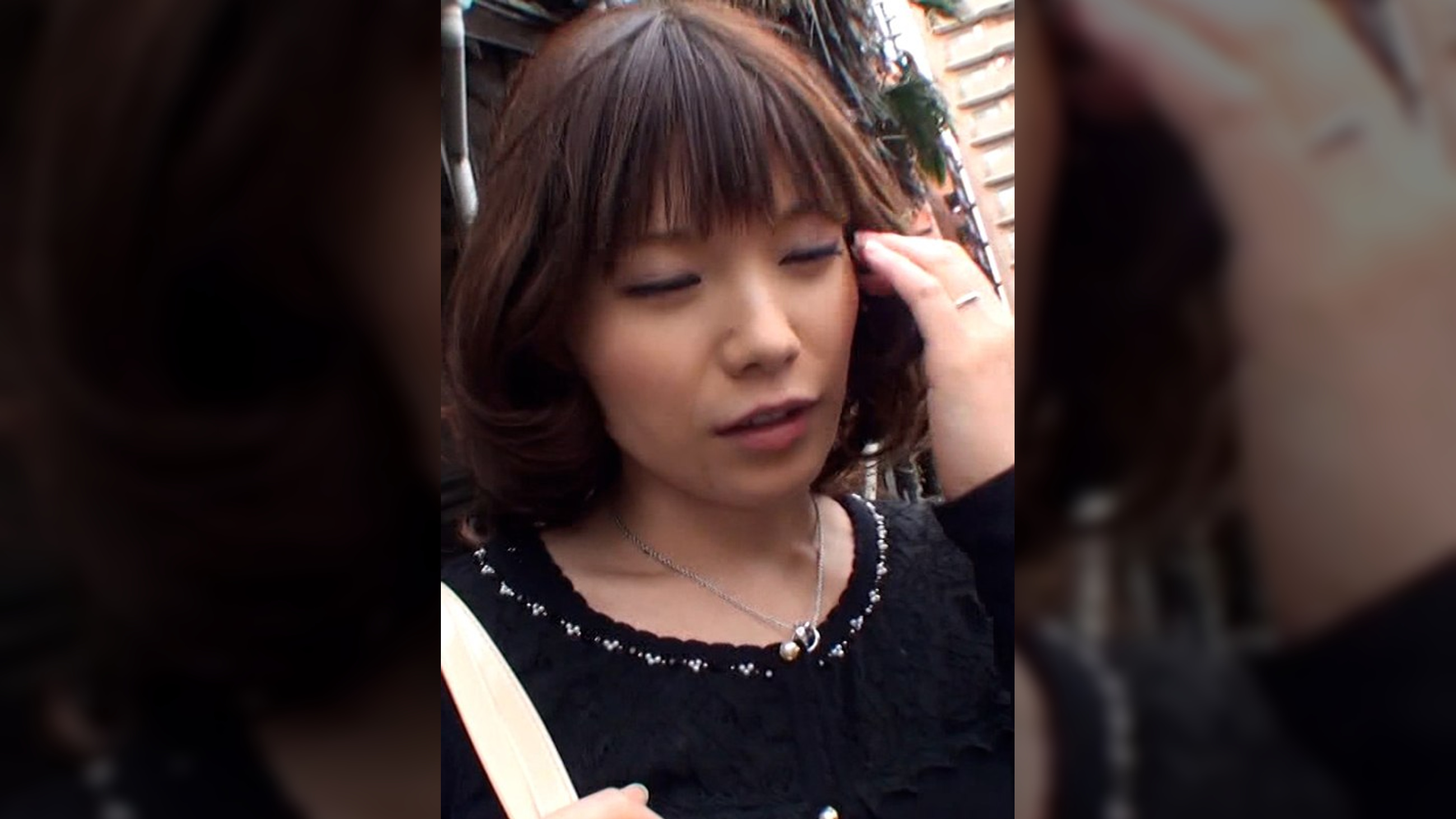 街ゆく奥様に高額謝礼を餌に声を掛け若いフル勃起チ〇ポを見せつける、エッチが久々の奥様は我慢の限界を突破!?ちょっと強引な生挿入にも喘ぎ声が止まらない!!