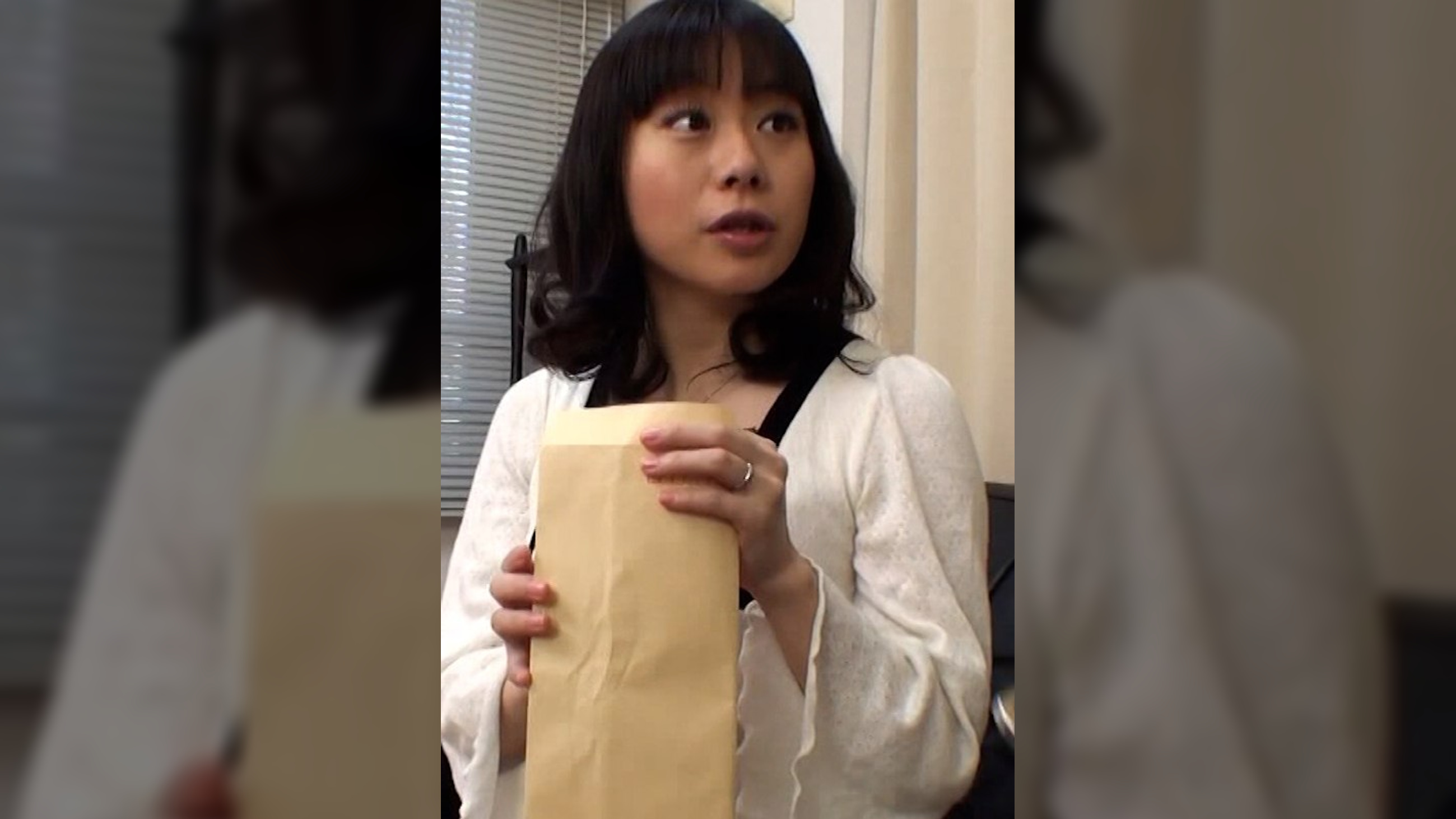 街ゆく奥様に高額謝礼を餌に声を掛け若いフル勃起チ〇ポを見せつける、エッチが久々の奥様は我慢の限界を突破!?ちょっと強引な生挿入にも喘ぎ声が止まらない!!