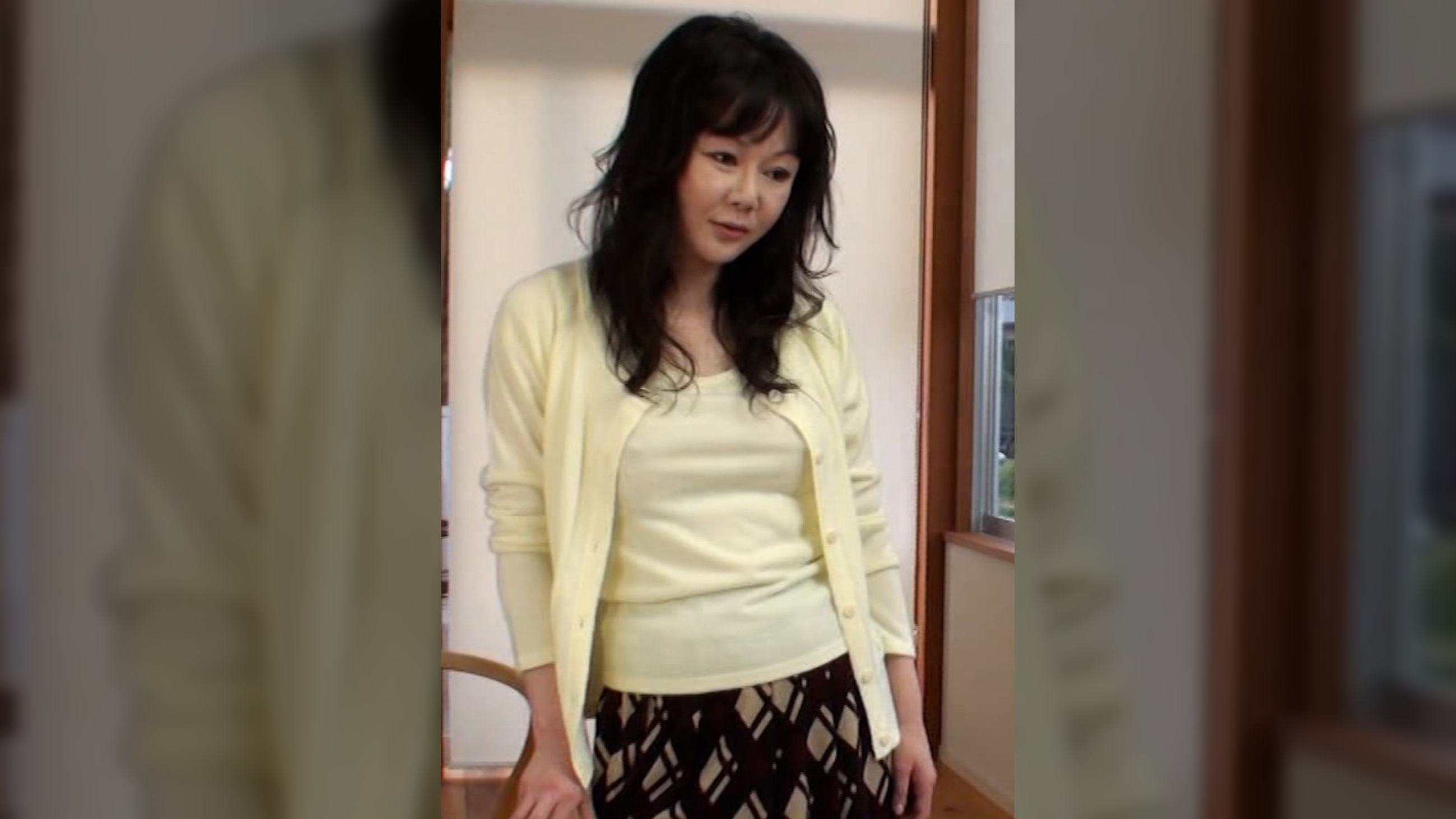ムスコの股間が気になるお母さん、ムスコのベッドに潜り込んでキスをしたりチ●ポをまさぐったり好き放題!!我慢の限界の二人は激しく求めあい「お母さんをめちゃくちゃにして~」とムスコに欲情する性●五十路お母さん!!