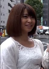 インタビューに応えてくれると色んな特典がありますよ~甘い言葉についてくる服の上からでもわかる巨乳奥さんは強引にオッパイを揉まれ感じ無抵抗で股間を濡らす!
