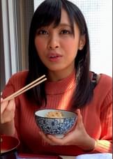 エキゾチックな雰囲気で釜飯を頬張るHカップ乳の美少女と個撮テイでラブホでハメ撮りSEX!