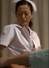 入院中に看護師に●れないと我が儘言って無理やりチ●ポを触らせてみると…熟女看護師は欲求不満で抑えきれない性欲に堕ちて行く!
