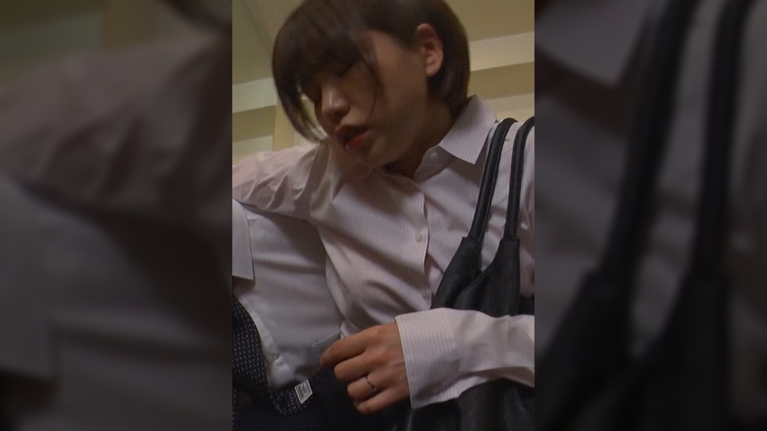 同行営業の帰りにのみ過ぎて終電を逃した人妻上司を泊めることに…●いつぶれて●る上司に欲情して夜●いSEX!