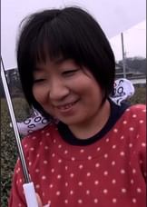 地味で素朴な田舎のおばちゃん！娯楽のない田舎暮らしに刺激を求めてAV出演！スケベなヨガリ声を響かせるガン突きSEX！
