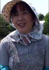 長閑な田園風景に佇む地味で素朴なおばちゃんが刺激を求めて旦那の旅行中にAV出演で野外活動！
