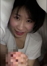 Tシャツパジャマでショートヘアーのあどけなさが残る美女と布団の中でプライベート嵌め撮りSEX!