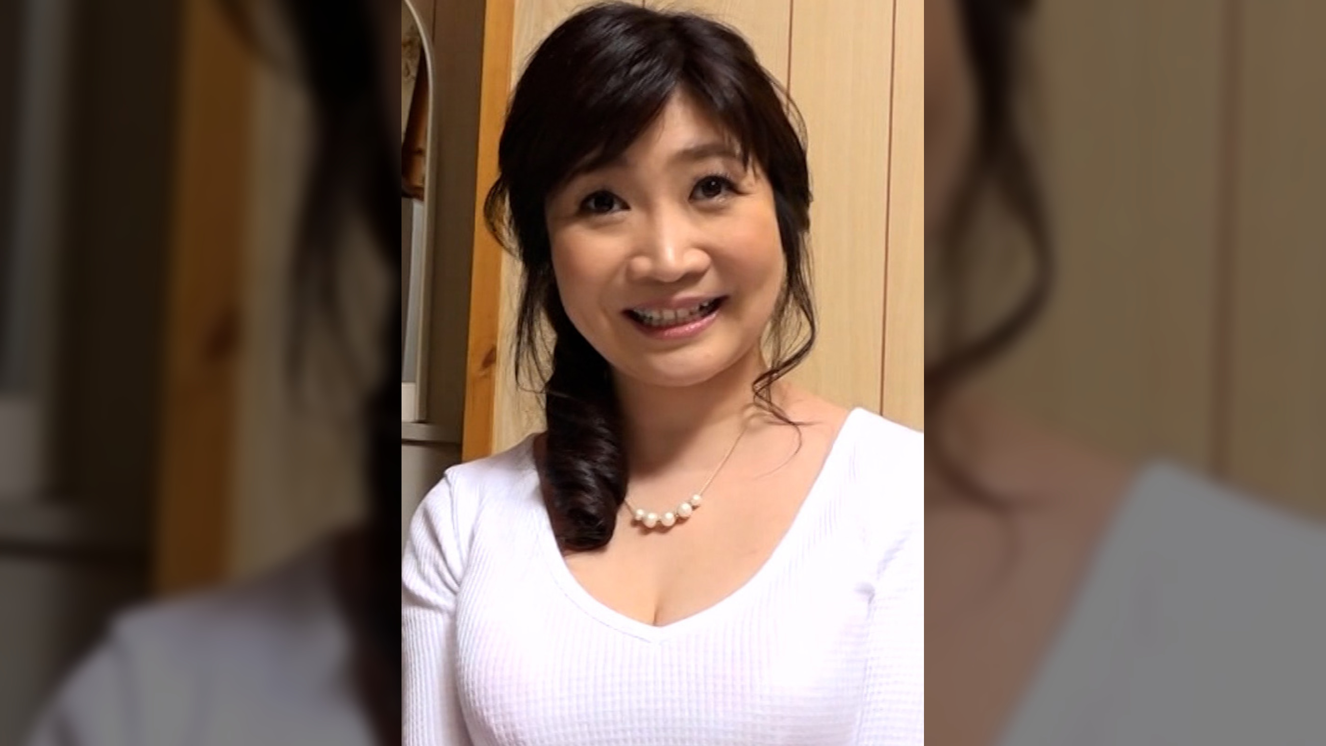 可愛らしい容姿とアニメ声、何より巨乳が目立つバツイチ熟女が一生に一度の初撮りAVでぶっ飛び破廉恥性交！