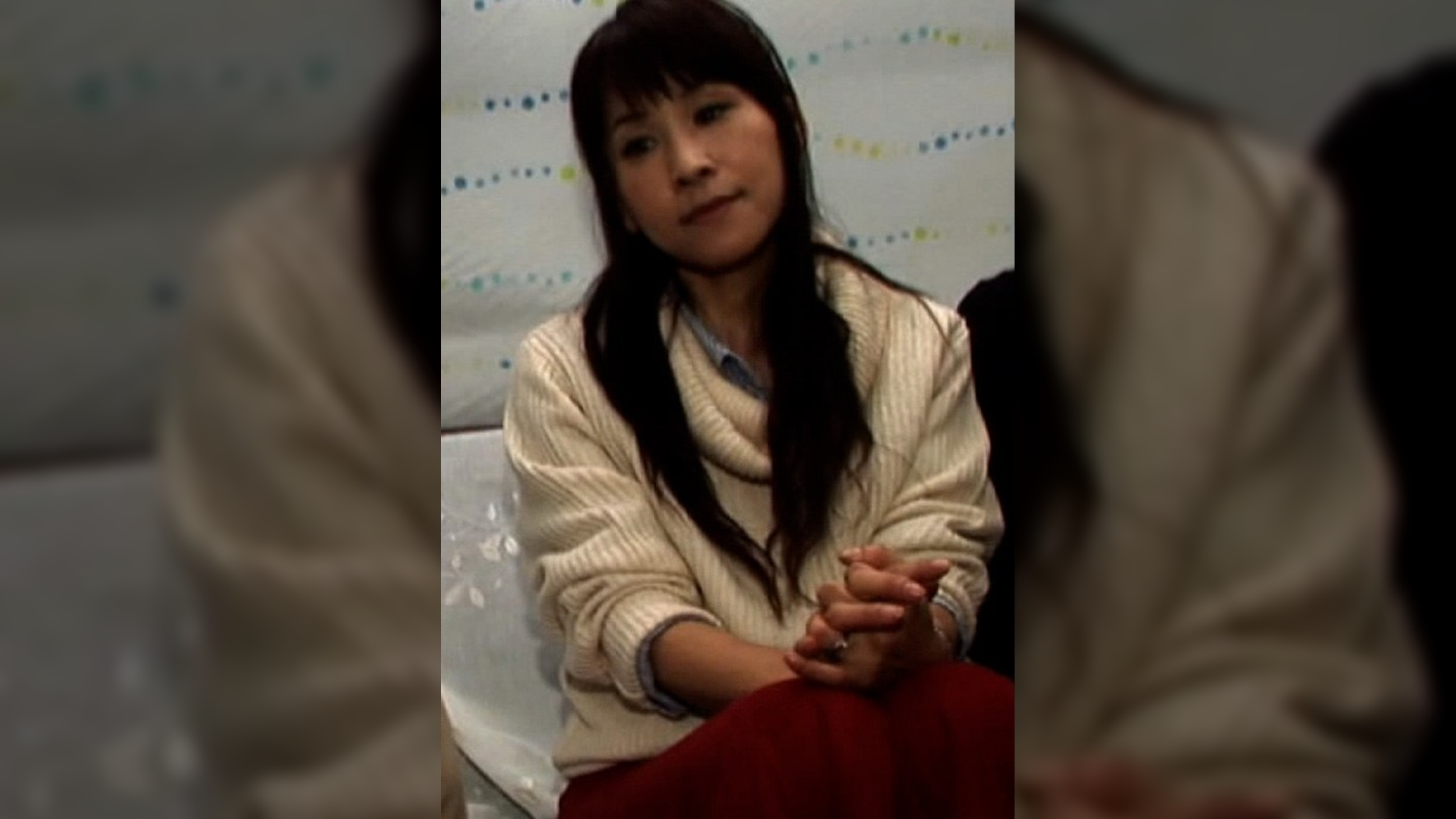 買い物途中の仲良し母娘を新商品のモニターとナンパ!娘の為に紙おむつを穿いて放尿!娘を帰してホテルで淫乱SEXに悶える!