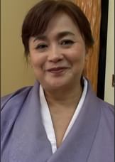 豊満ボディを和服で包む未亡人、六十路熟女の初撮りAV。二人がかりのねっとり愛撫に旦那仕込みのカラダは熱く濡れぶっ飛び絶頂SEX！