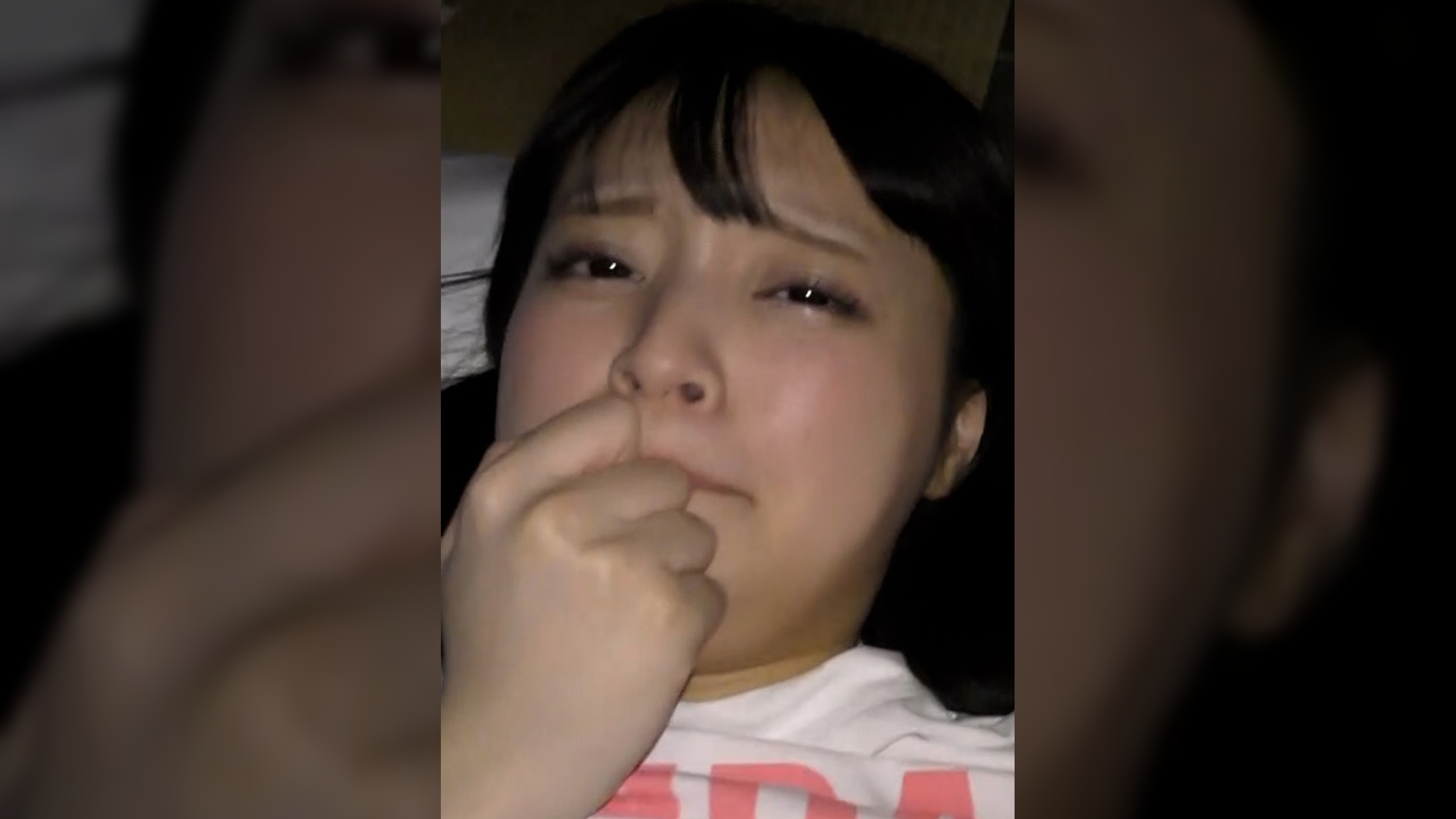 布団に潜ってこっそり嵌め撮りSEX！あどけなさが残る美女との声を潜めてのプライベート映像
