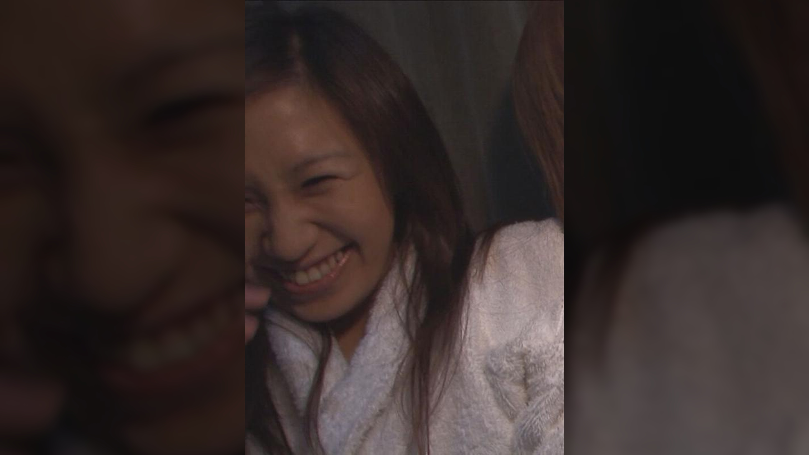 処女を彷彿させる純粋無垢な笑顔を向ける美女とノリの良い茶髪の美女の部屋に追放したはずの男優が勝手に突入!ADが止めるも暴走は止まらずヤられちゃう?!