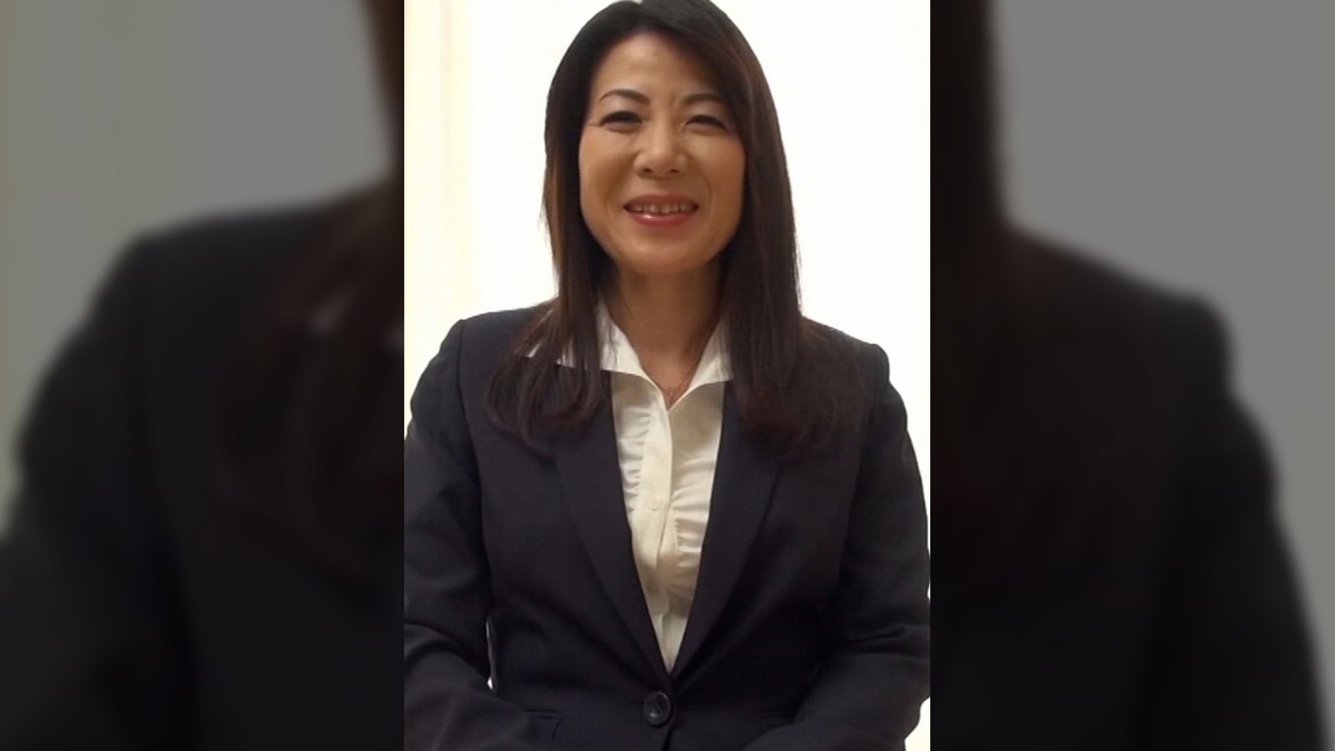 清楚な雰囲気の50歳バツイチで元予備校講師の美熟女が初めてのAV出演を決意!清楚な仮面の下の淫乱性交!