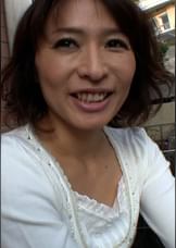 小ぶりな乳房にデカ乳首、淫靡な剛毛、可愛い顔立ちから想像できない下品な肉体!旦那さんの肉棒しか知らない美熟女が淫乱開花の変態SEXにハマる!