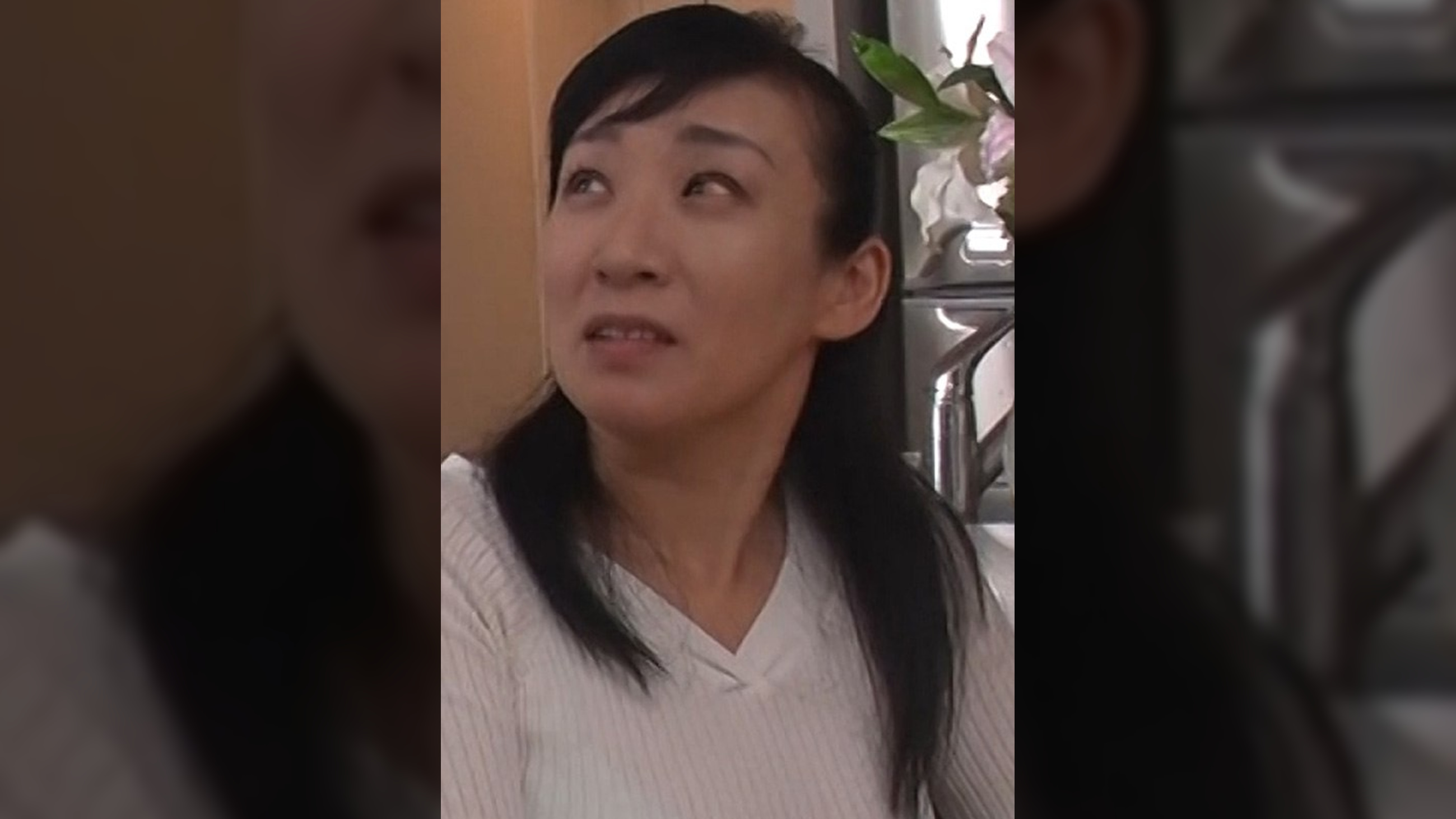 再婚相手の義理の倅のデカい肉棒に股間を濡らしてしまう義母！若い元気な巨根に貫かれ嵌る義母…