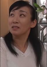 再婚相手の義理の倅のデカい肉棒に股間を濡らしてしまう義母!若い元気な巨根に貫かれ嵌る義母…