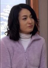 山間部に暮らす清楚な美熟女が旦那とのセックスレスで刺激を求めてAV出演。旦那に内緒で自宅でドキドキAVSEX!