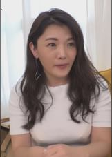 色白巨乳妻は電マがお好き!「あ~ダメ~!」娘の前で大量潮吹き!