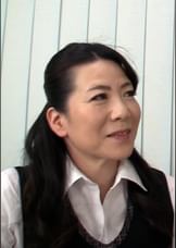誰もいないオフィスで社長と残業中、優しい言葉をかけられながらカラダを弄られ股間を濡らす熟女と合意のセックス!