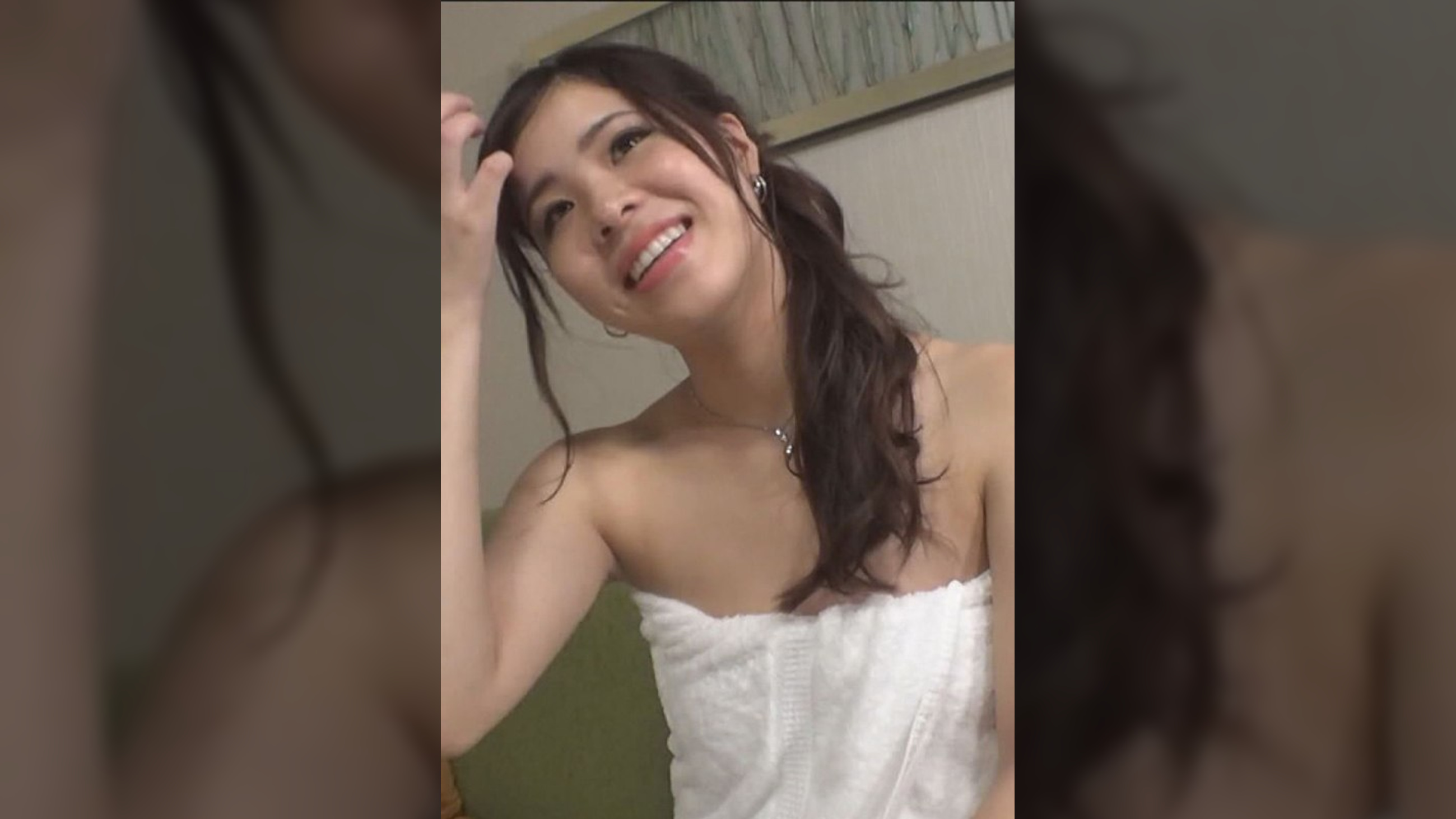 ビチャビチャ潮吹きイキまくる欲求不満の24歳の美人妻!