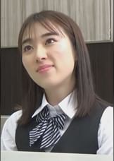手で押さえても漏れ出す喘ぎ声!受付嬢のカウンターの下で彼女をまさぐる怪しい男!