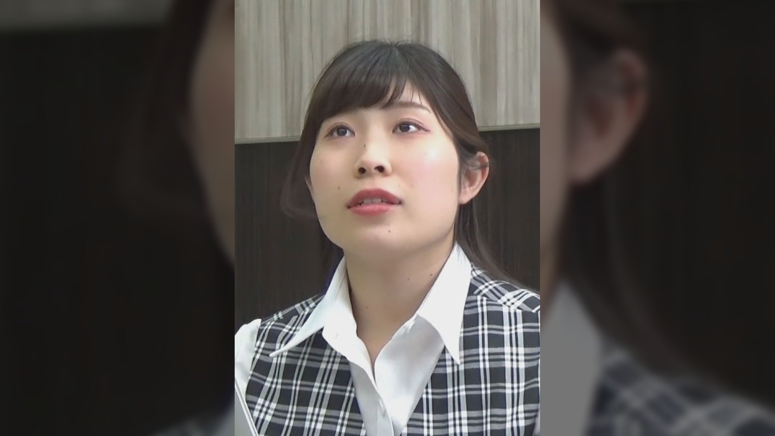 受付嬢を狙う男の凶行！カウンターの下から愛撫され感じ始める受付嬢の喘ぎ声！