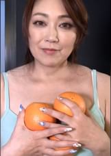 ミニスカタンクトップ姿の欲求不満のお隣の巨乳奥さん！勃起肉棒に目を輝かせてイキまくる痴女セックス！