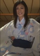 温泉ナンパ!浴衣に着替えたスレンダー妻が満面の笑みで男にまたがる!