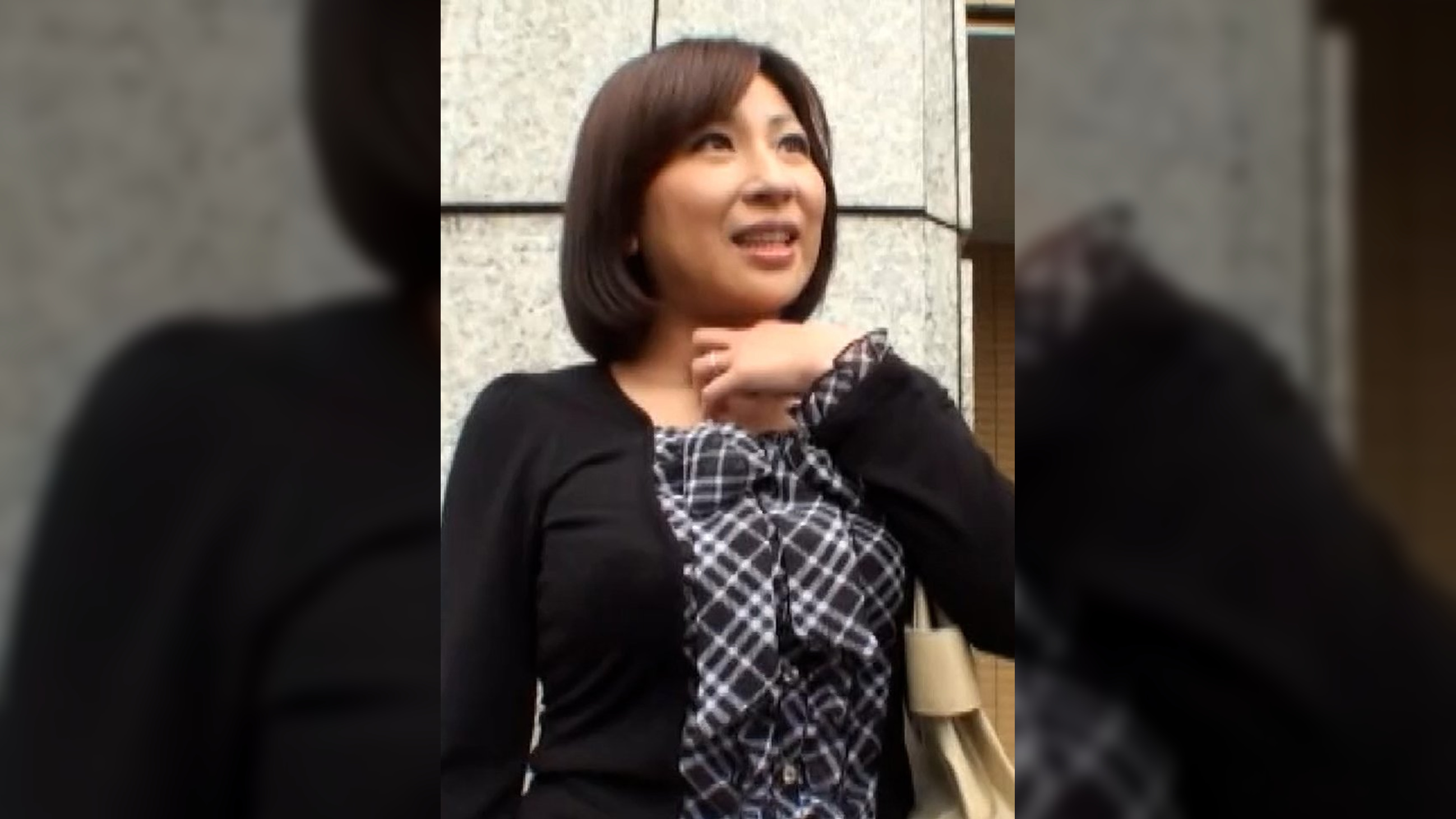 街行く清楚な巨乳奥さまをナンパして商品モニターをお願い!大量のアダルトグッズに興味津々の奥様となし崩しの乱交中出しセックス!
