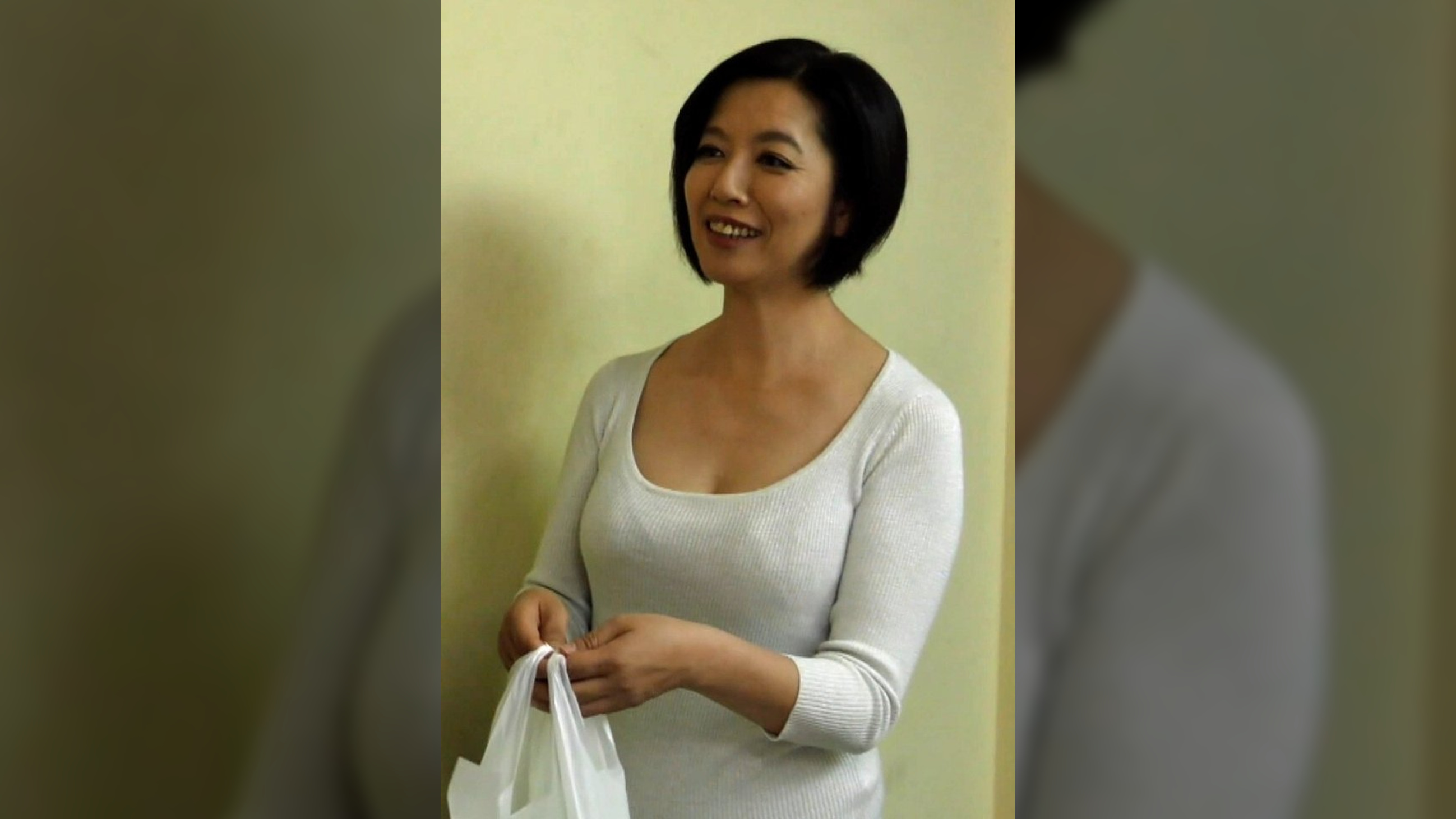 胸の谷間を強調してお隣のご主人を誘惑するエロ過ぎ奥さんと玄関先で生ハメ淫乱痴女セックスでイキまくり!