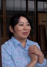 田舎で慎ましく暮らす熟れ頃熟女が日々の欲求不満に耐えかねてAV出演。痴態を晒して快感に没入する初撮り中出しセックス！