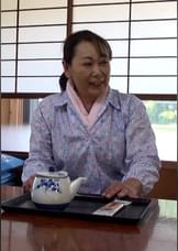 立派な田舎の一軒家に一人暮らす欲求不満の未亡人熟女。農業の副業でAV女優を目指す淫乱初撮り乱交セックス!