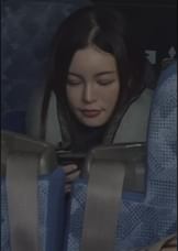 深夜のバスに現れる卑劣な男!狙われたワンピースの色白美人!