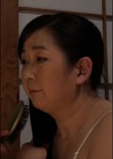 家の修繕で来ている業者の男に組み敷かれ力強いセックスに溺れて行く還暦熟女!