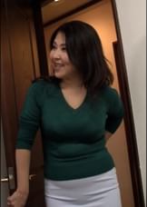 借りて来た熟女AVを母に見つかり一緒に見る事に…。愚息の成長した股間にムラムラする母と禁断の淫乱ファック！