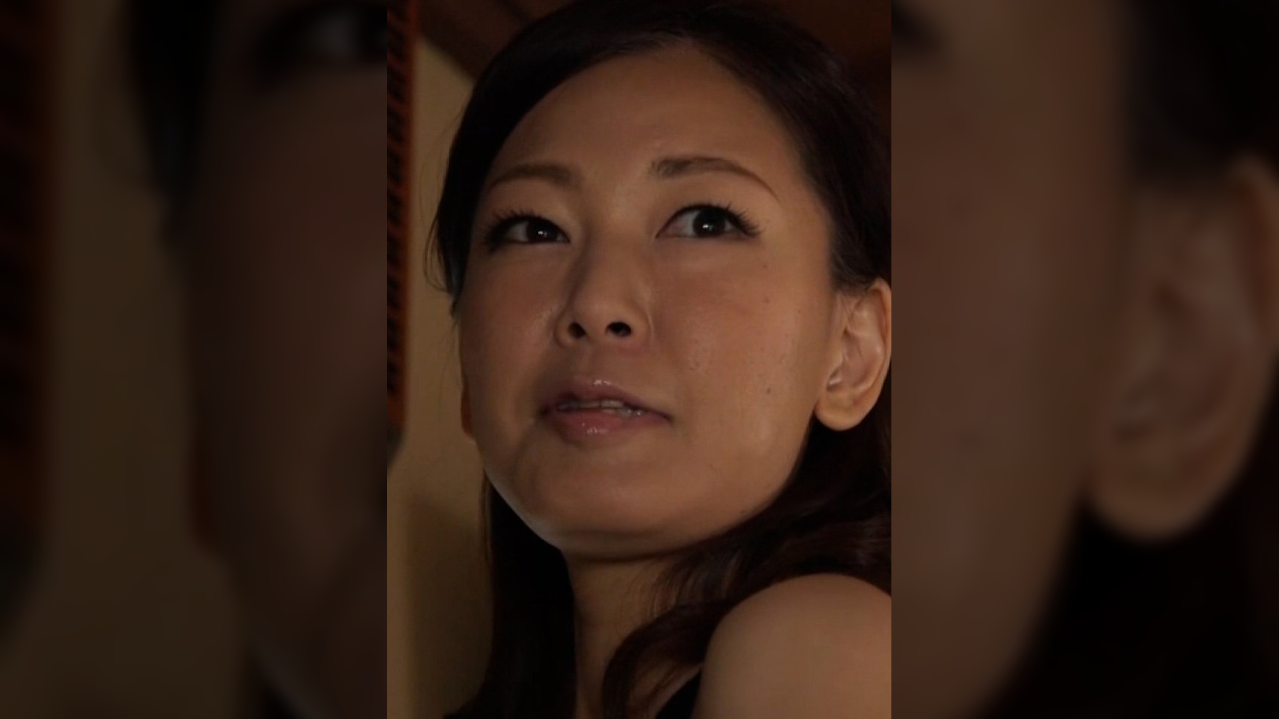 無防備なお母さんの胸元！「お母さんが好きなんだ！」愚息の思いに身を委ねる黒髪美人お母さん！