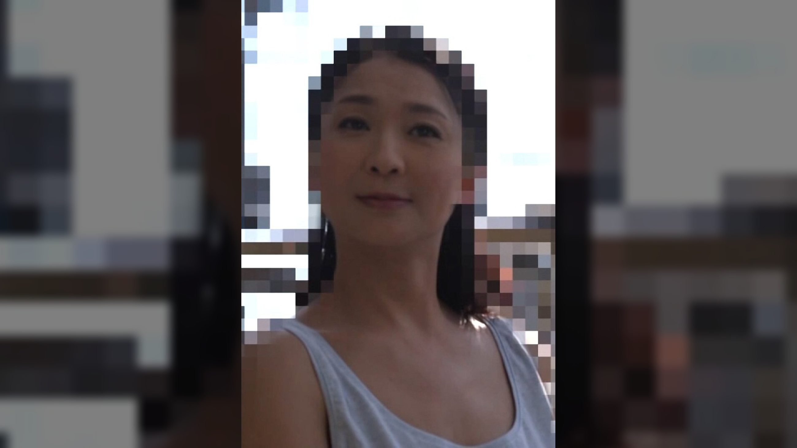 ノースリーブの脇から覗くまん丸乳首がエッチなお母さんに欲情した愚息！