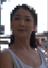 ノースリーブの脇から覗くまん丸乳首がエッチなお母さんに欲情した愚息！