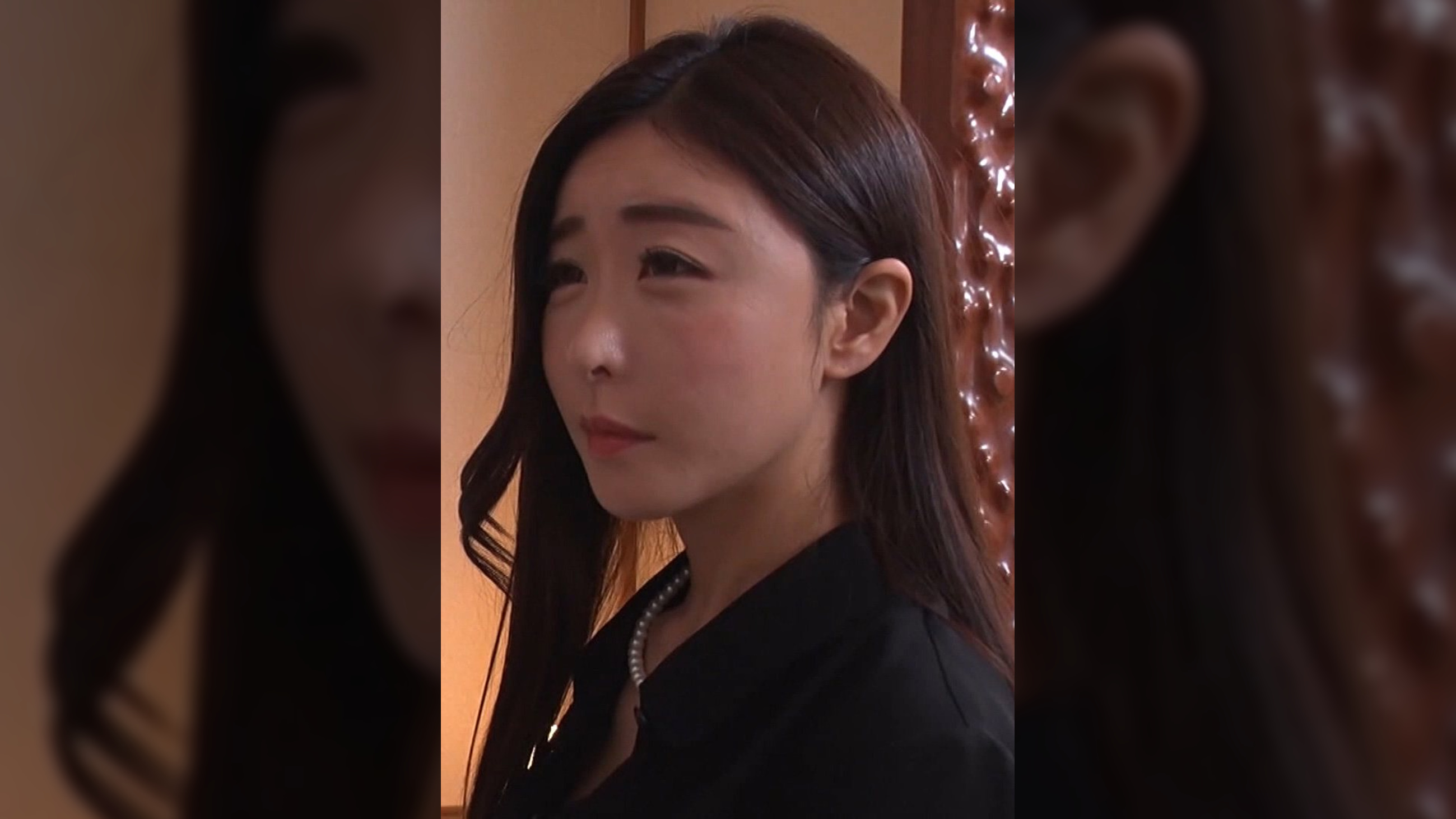 夫を亡くし葬儀が終わり、引き籠りの愚息に遺影の前で責められ感じてイキまくる美しき未亡人の母!