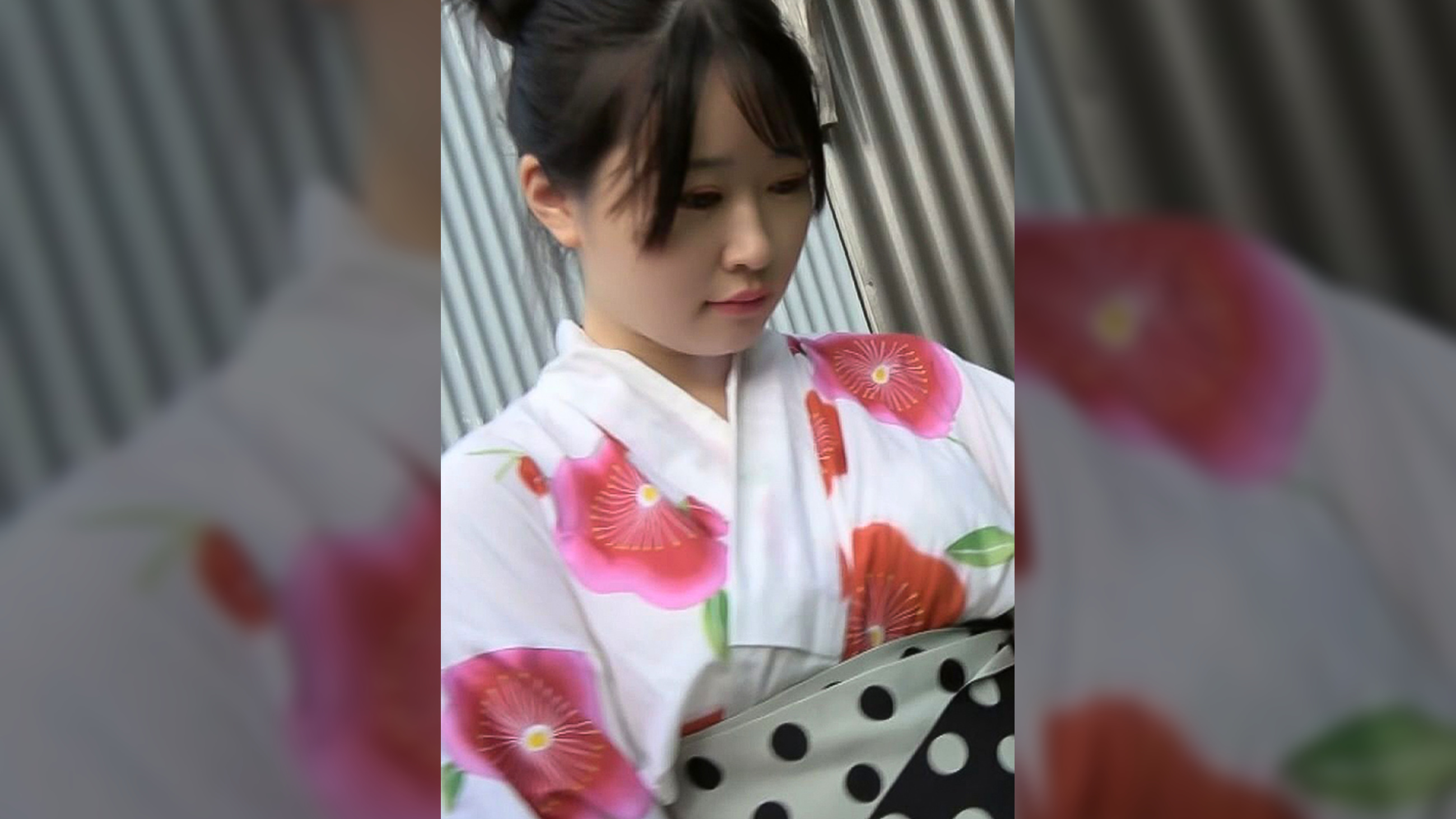 花火を待っていた稚い浴衣娘!透き通るくらいの色白ボディでしかも!奇跡のピンク乳首!