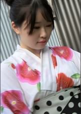 花火を待っていた稚い浴衣娘!透き通るくらいの色白ボディでしかも!奇跡のピンク乳首!