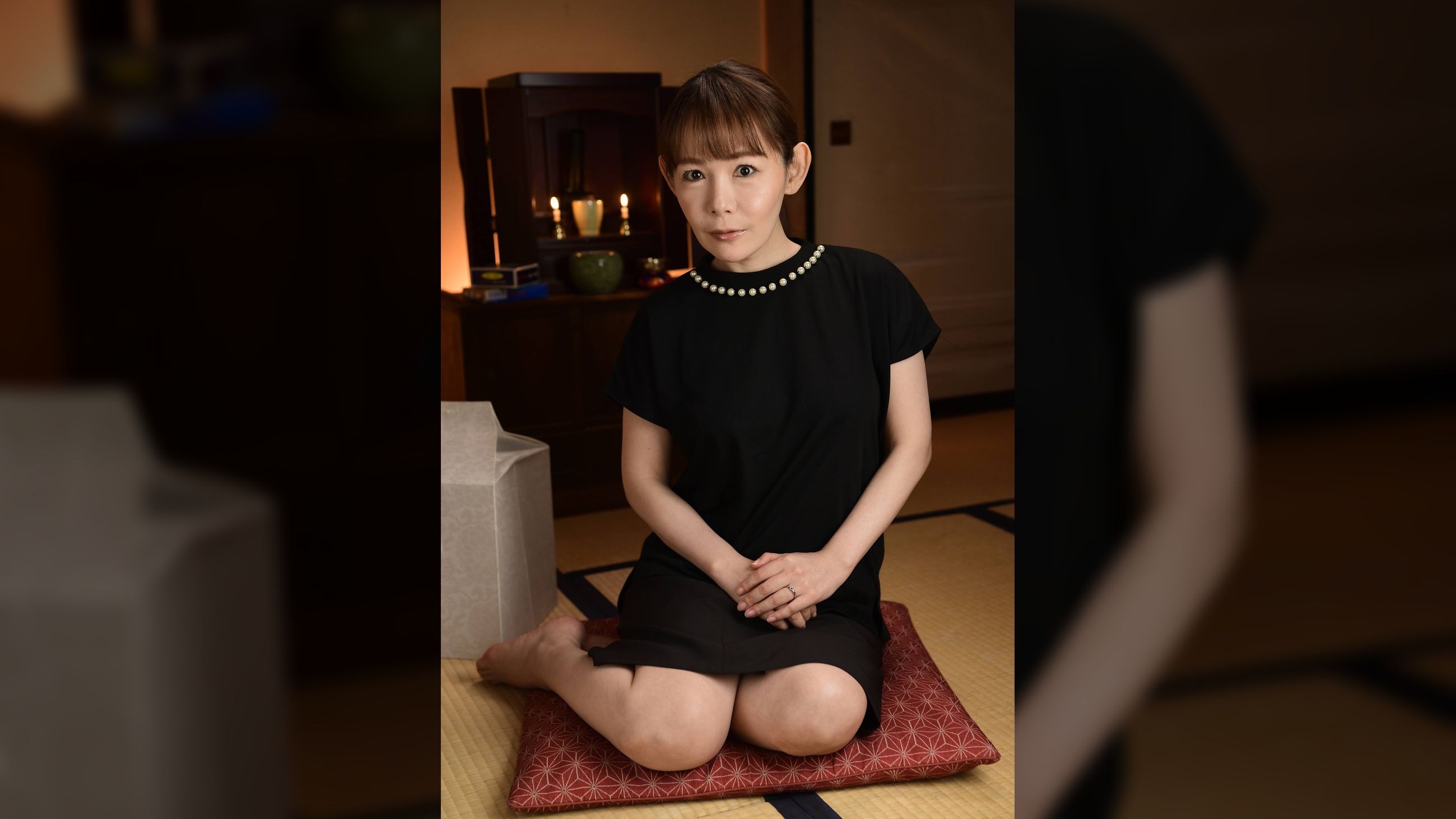 綺麗な美乳未亡人に中出し