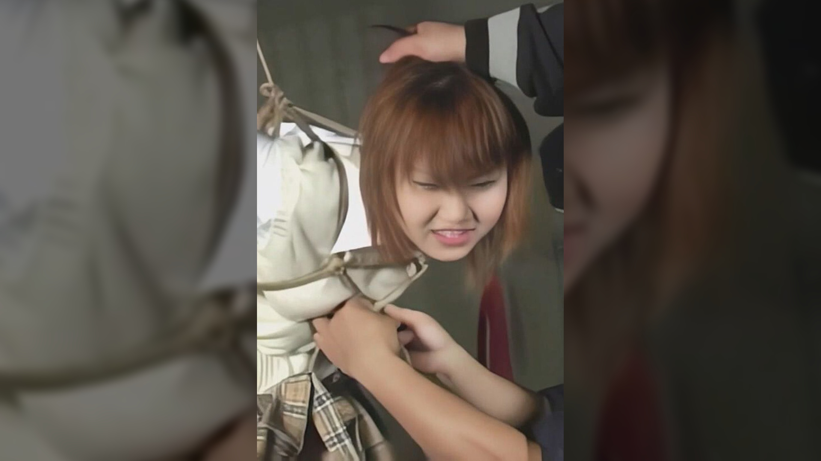 乳首に洗濯バサミ、拘束されて鞭打ちに泣き叫ぶ女●●生