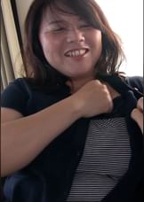 あどけない笑顔のぽっちゃり巨乳の素人熟女。巨根男優にイキ過ぎ初撮りAV中出しセックス！