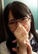 あどけない笑顔のメガネ娘と、ラブホでコスプレ濃厚嵌め撮りファック!