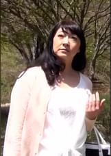 散歩中の熟女を新作スイーツの試食とナンパ!青空の下で股を広げてイキまくる野外ファック!