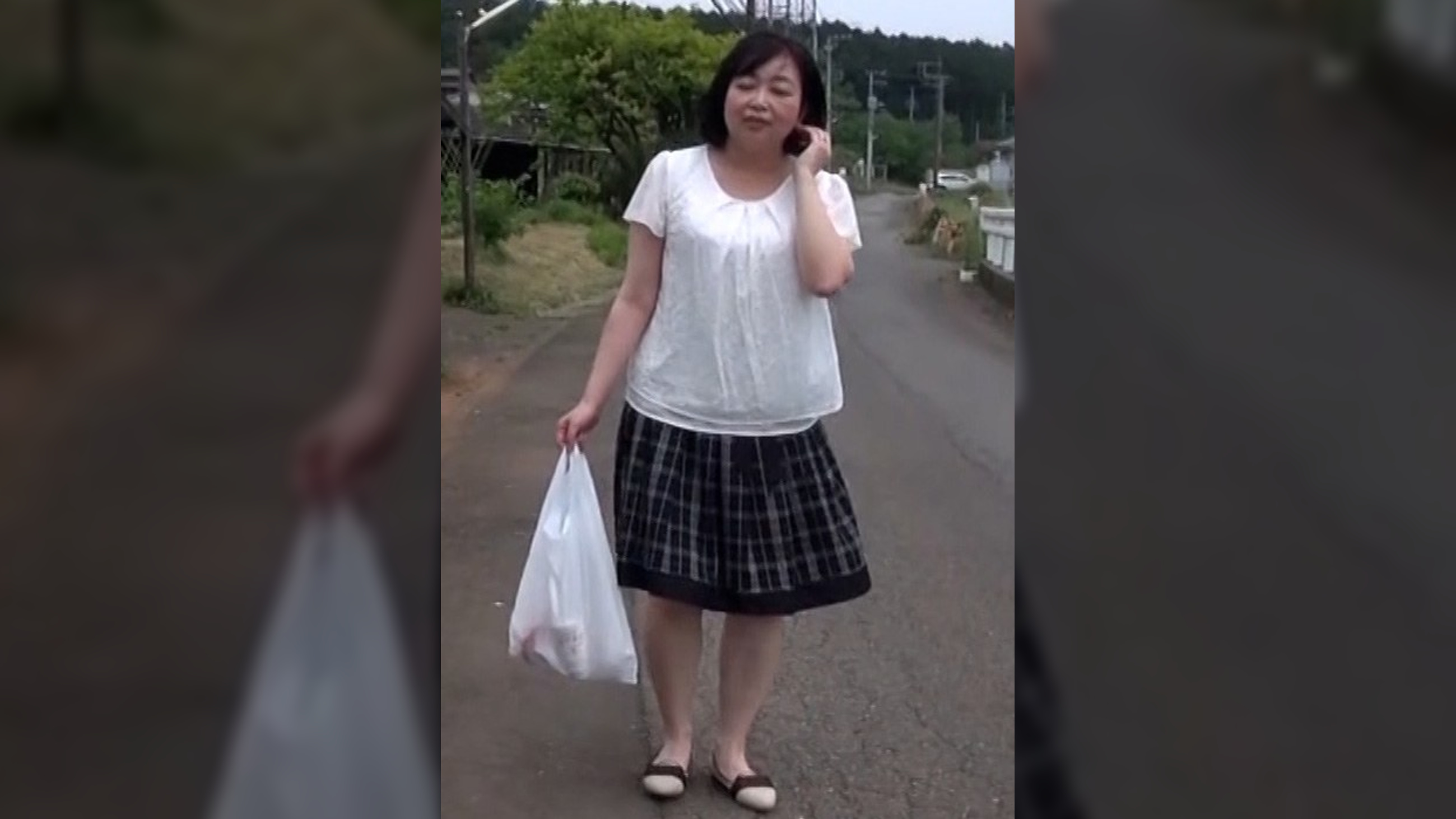 田舎道で買い物帰りの熟女をモニターとナンパして、野外で女性の悦びに悶える淫乱野外ファック！