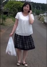 田舎道で買い物帰りの熟女をモニターとナンパして、野外で女性の悦びに悶える淫乱野外ファック！